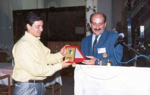 2. Başkanımız İsmail ÇIKIKCI kulüp üyemize plaket verirken