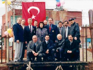 Turgutlu Rotary İlköğretim Okulu Temel Atma Töreninde dönem başkanımız Rtn.Hıfzı ÇIKIKCI görülüyor