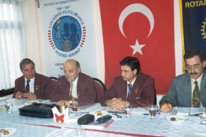Dönem Başkanımız Rtn.Gökhan GÖRÇİZ dönem bölge başkanımız Rtn.Dr.AYHAN ÖZDEMİR ile toplantımızda. Bu toplantıda Gezici Aşı Aracı Eşli Bağış projemiz oluştu.