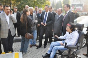 DİABET HAFTASI ETKİNLİKLERİNDE ŞEKER ÖLÇÜM CİHAZI HEDİYE EDİLDİ VE HALKA ÜCRETSİZ TAHLİL YAPILDI.
