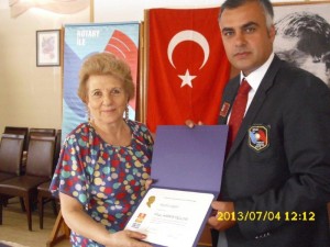 İLK TOPLANTIMIZDA RTN. HASİBE ÇAPKIN'A PAUL HARRIS DOSTLUK BERATINI TAKDİM ETTİK.