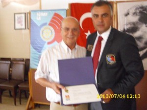 YİNE RTN. CENGİZ ŞENER PAUL HARRİS DOSTLUK BERATINI ALIRKEN GÖRÜLÜYOR.