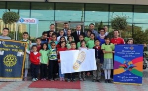 Sosyalhizmetler Turgutlu Şubesiile birlikte ihtiyacı olan çocuklara göz taraması yapıldı ve gzözlük temin edildi.