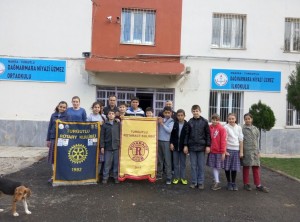 Rotaract kulübü ile birlikte köy ilköğretim okullarına kütüphane desteği verildi.